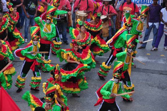 Desfile de 'carnaval' nas festas de independência de Cartagena, na Colômbia